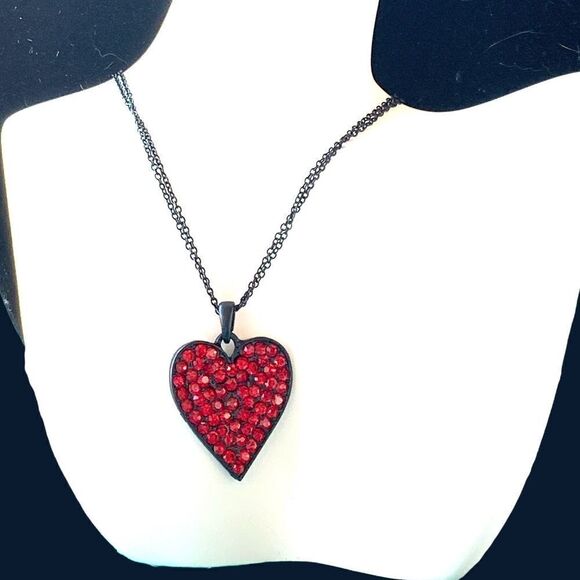 Red faceted crystal pave Japanned Heart necklace - Picture 4 of 5